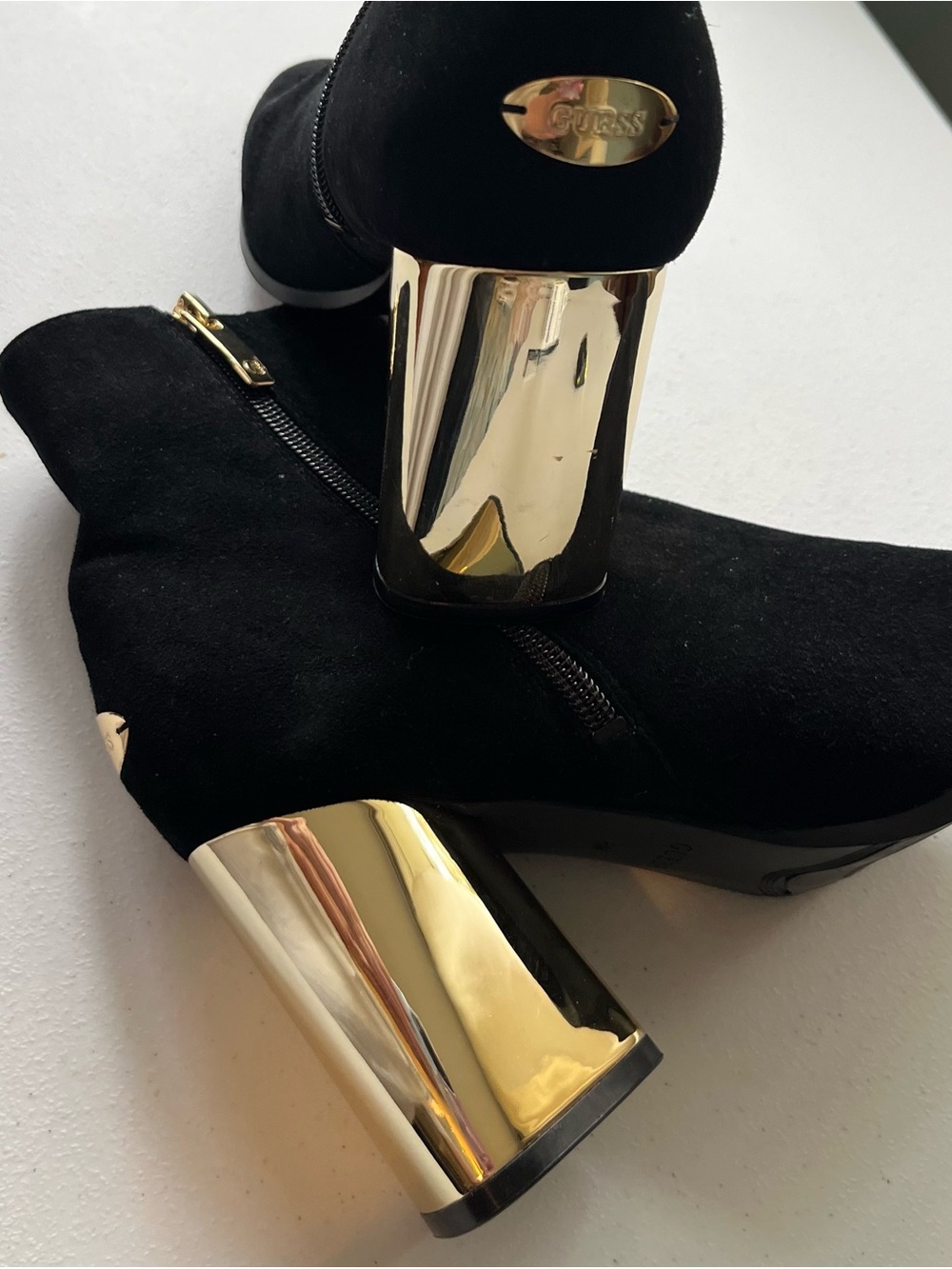 BNWT - Suede Ankle Boots 6M
Guess 3” Gold Block Heels